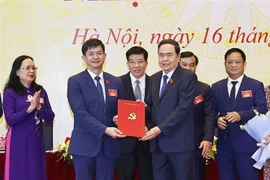 National Assembly Chairman Tran Thanh Man presents the Decision appointing the Executive Committee, Standing Board, Secretary, Deputy Secretary, and Inspection Commission of the Party Committee of the Office of the National Assembly for the 15th tenure, 2025–2030. (Photo: VNA) 