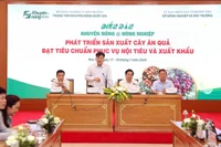 Le Quoc Thanh (centre), Director of the National Agricultural Extension Centre, speaks at the forum. (Photo: VNA)
