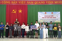 Vietnamese students in Poland present gifts to those in need in Dak Lak on July 16. (Photo: VNA) 