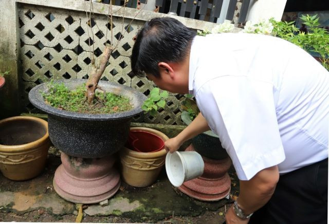 HCM City’s health workers inspect potential mosquito breeding sites during dengue fever surveillance. (Photo: VNA)