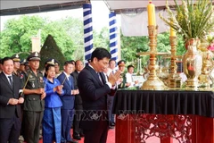 Officials offer incense to commemorate the martyrs at the ceremony. (Photo: VNA)