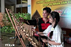 A young OV experiences playing T'rung, a traditional musical instrument, in Dak Lak as part of the Vietnam Summer Camp 2025. (Photo: VNA)