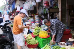 Hanoi moves towards plastic bag-free markets