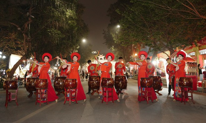 From now until the end of the year, Hanoi will launch a range of new tourism experiences focusing on three key themes - night tourism, creative spaces, and heritage immersion. (Photo: VNA)