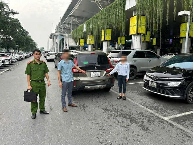 The two people admit to the police about their trick to scam the foreign tourist. (Photo nld.com.vn) 
